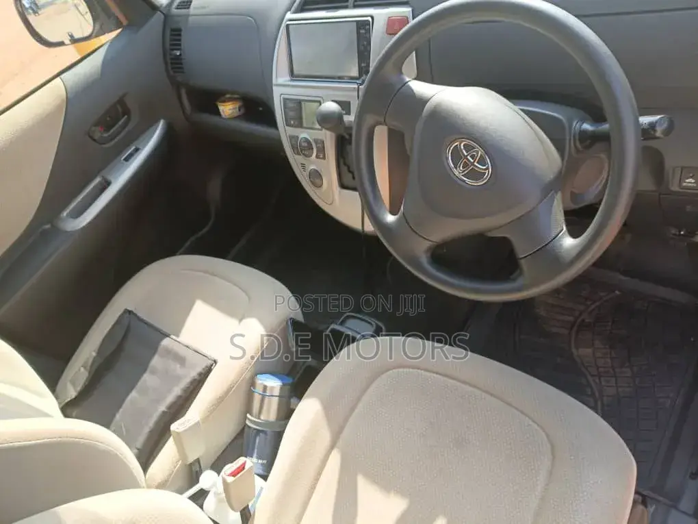 Toyota Ractis 1.3 FWD 2011 White