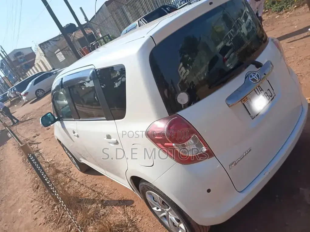 Toyota Ractis 1.3 FWD 2011 White