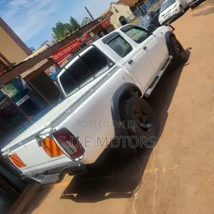 Nissan Hardbody 2010 White