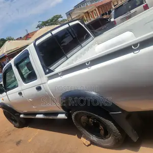 Nissan Hardbody 2010 White