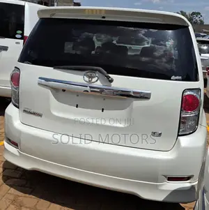 Toyota Corolla Rumion Hatchback 1.5 FWD 2012 White