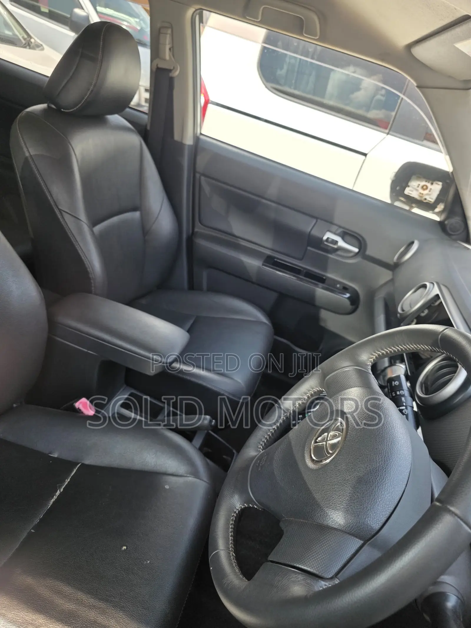 Toyota Corolla Rumion Hatchback 1.5 FWD 2012 White