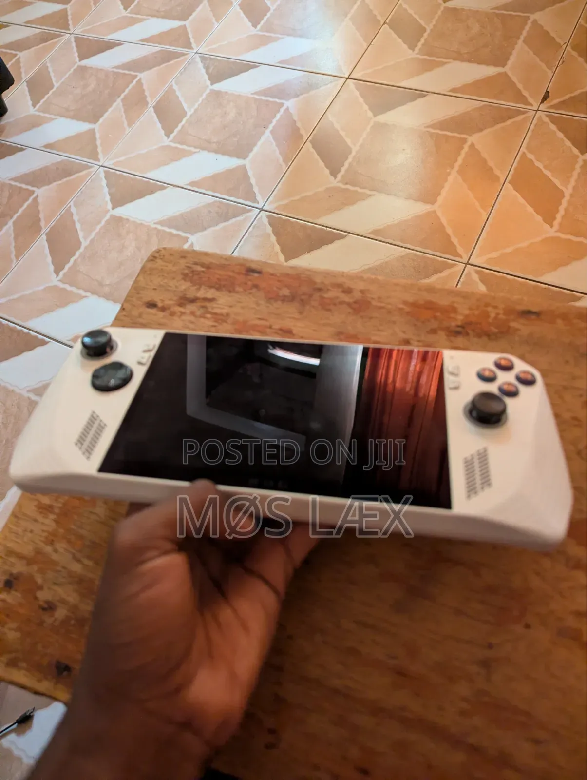 Asus Rog Ally Z1 Extreme Selling the Screen and Parts