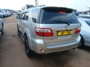Toyota Fortuner 2012 Silver