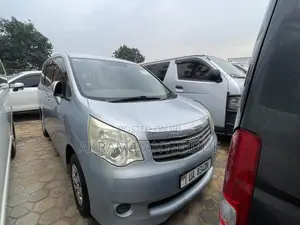 Toyota Noah 2012 Silver