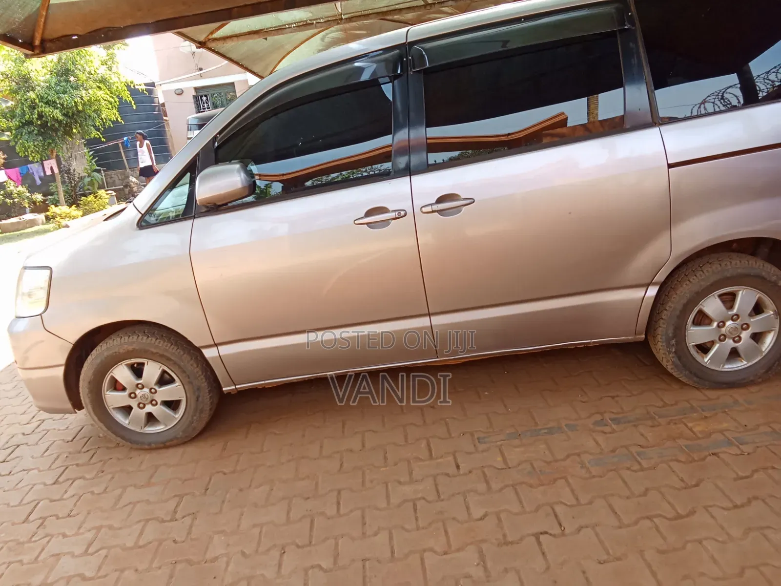 Toyota Noah 2002 Pink