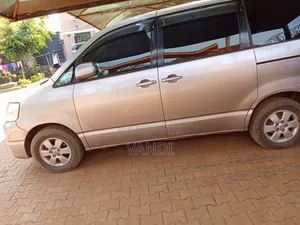 Toyota Noah 2002 Pink
