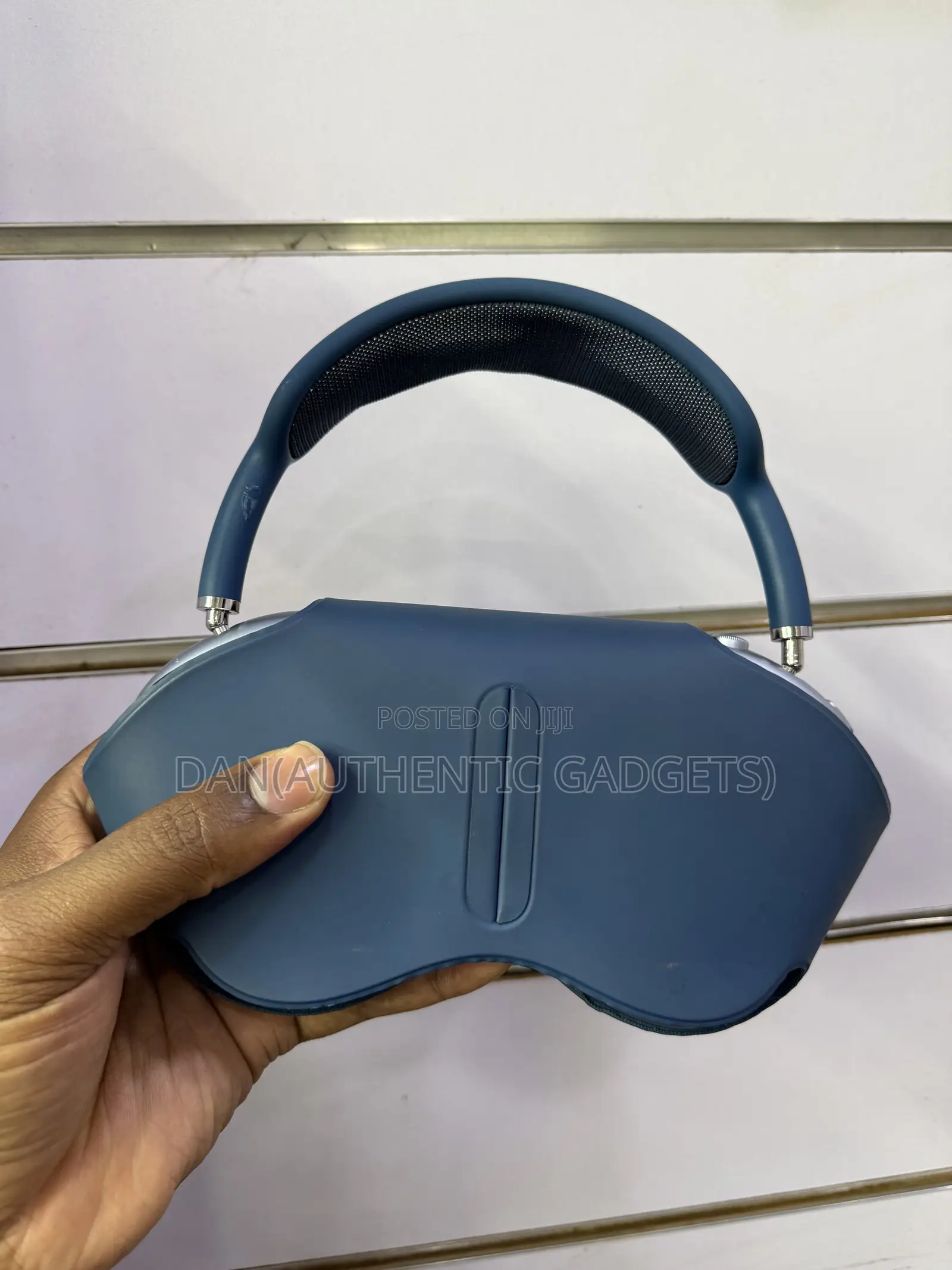 Usa  Model Airpods Max Blue in Very Good Condition