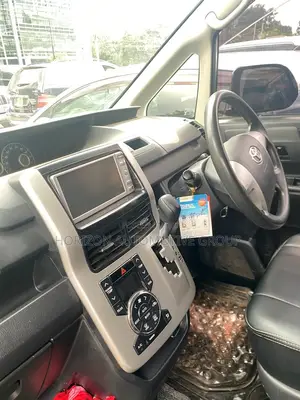 Toyota Noah 2010 Silver