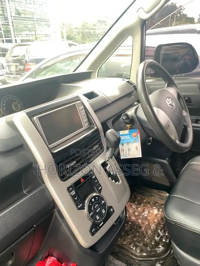 Toyota Noah 2010 Silver