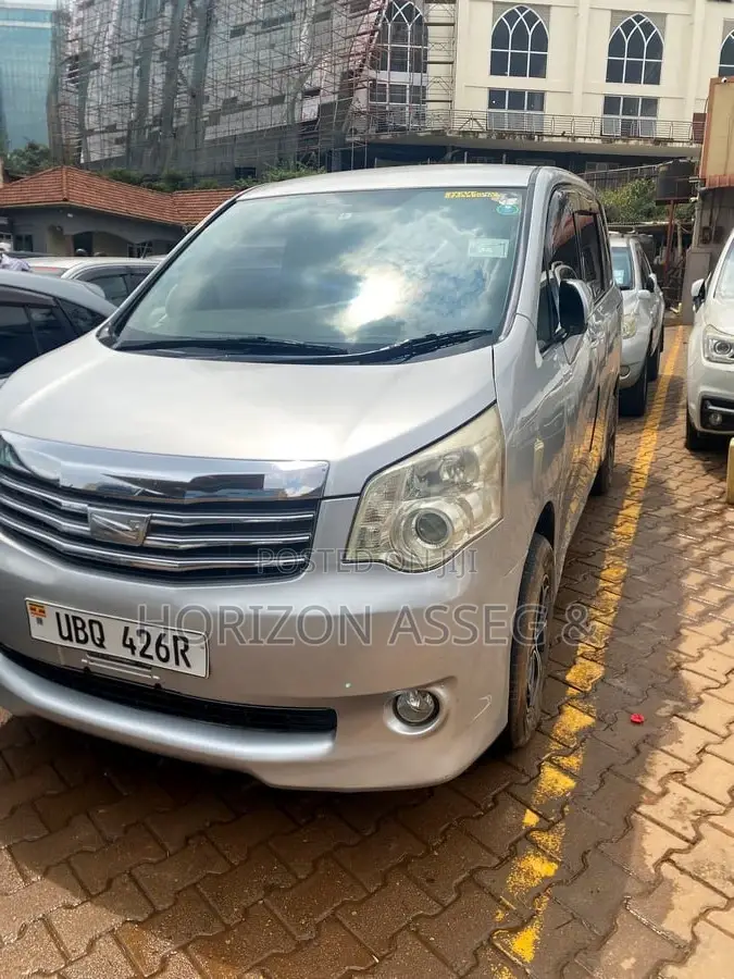 Toyota Noah 2010 Silver