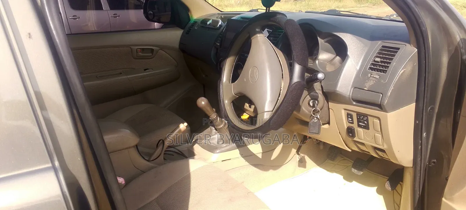 Toyota Hilux SR5 4x4 2015 Gold
