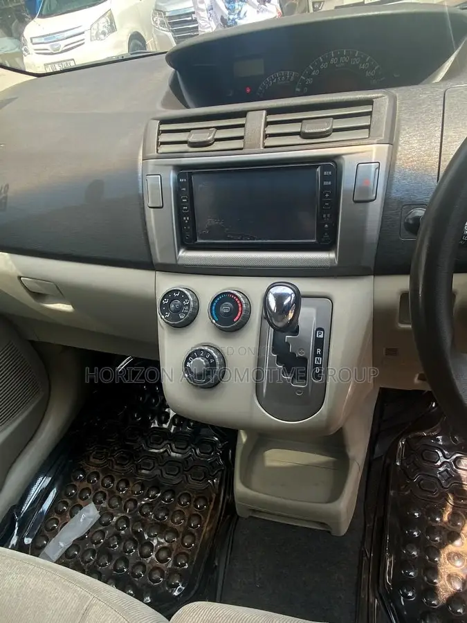 Toyota Passo Sette 1.5 FWD 2009 Silver