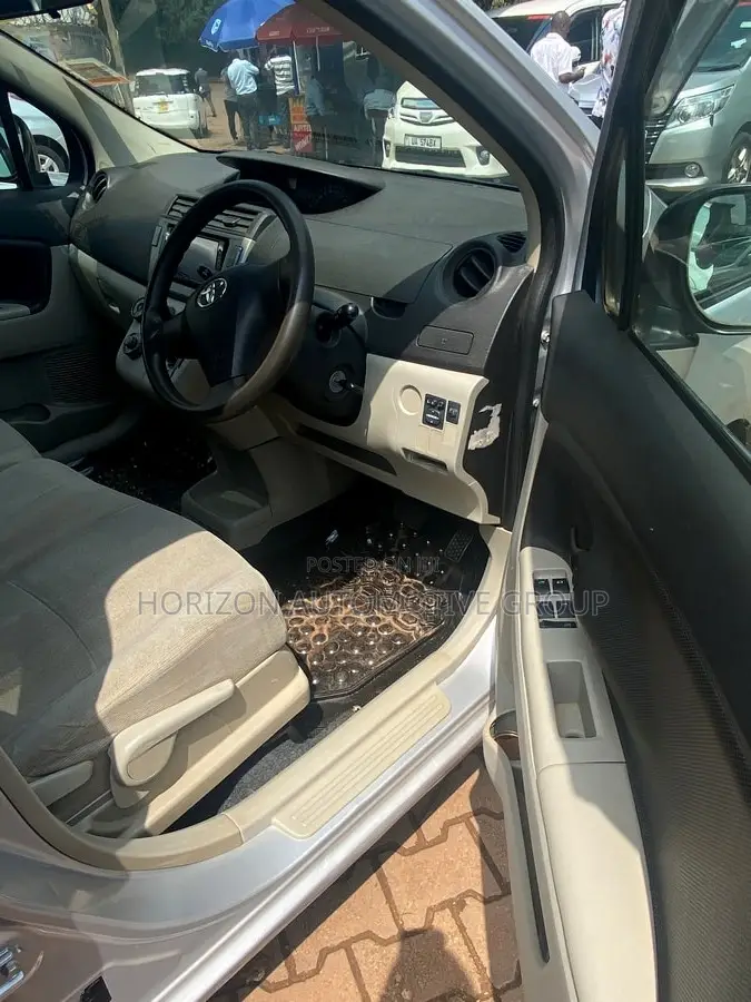 Toyota Passo Sette 1.5 FWD 2009 Silver