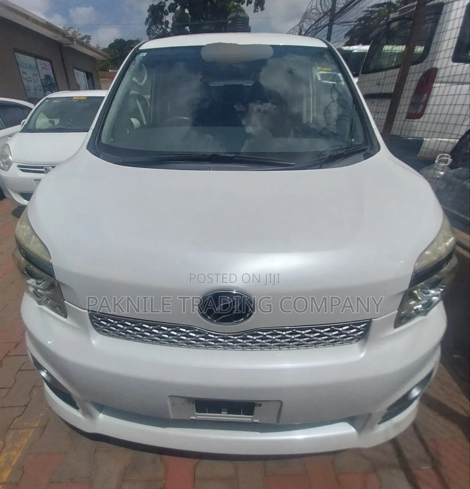 Toyota Voxy V 4WD 8-Seater 2013 White