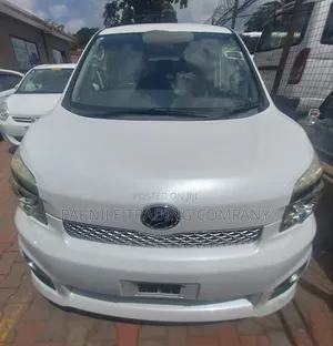 Toyota Voxy V 4WD 8-Seater 2013 White