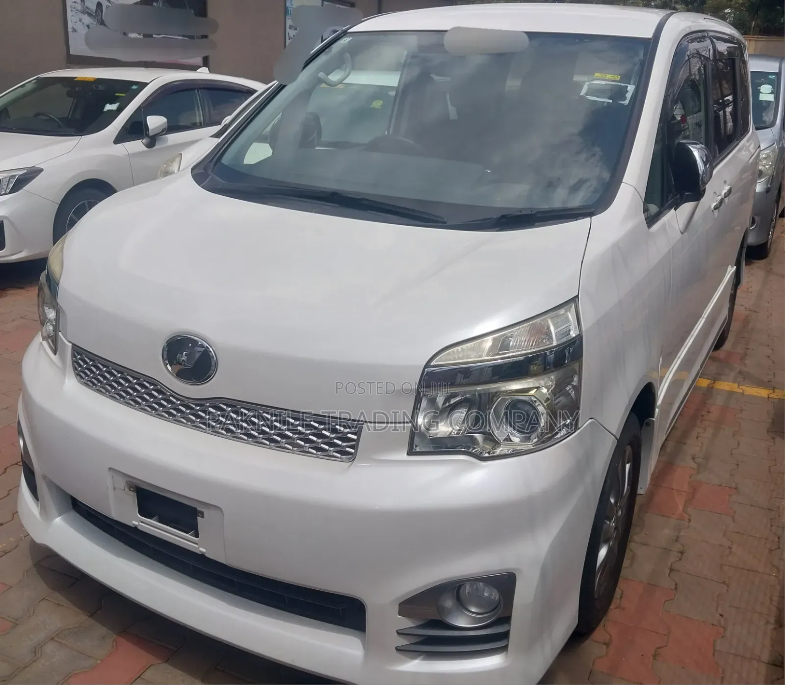 Toyota Voxy V 4WD 8-Seater 2013 White