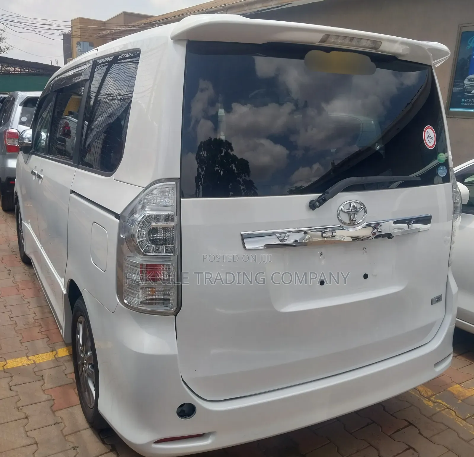 Toyota Voxy V 4WD 8-Seater 2013 White
