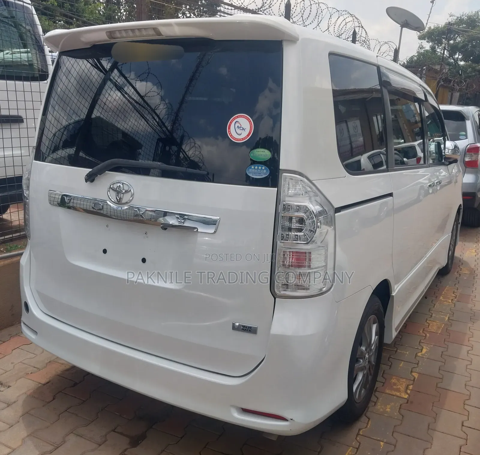 Toyota Voxy V 4WD 8-Seater 2013 White