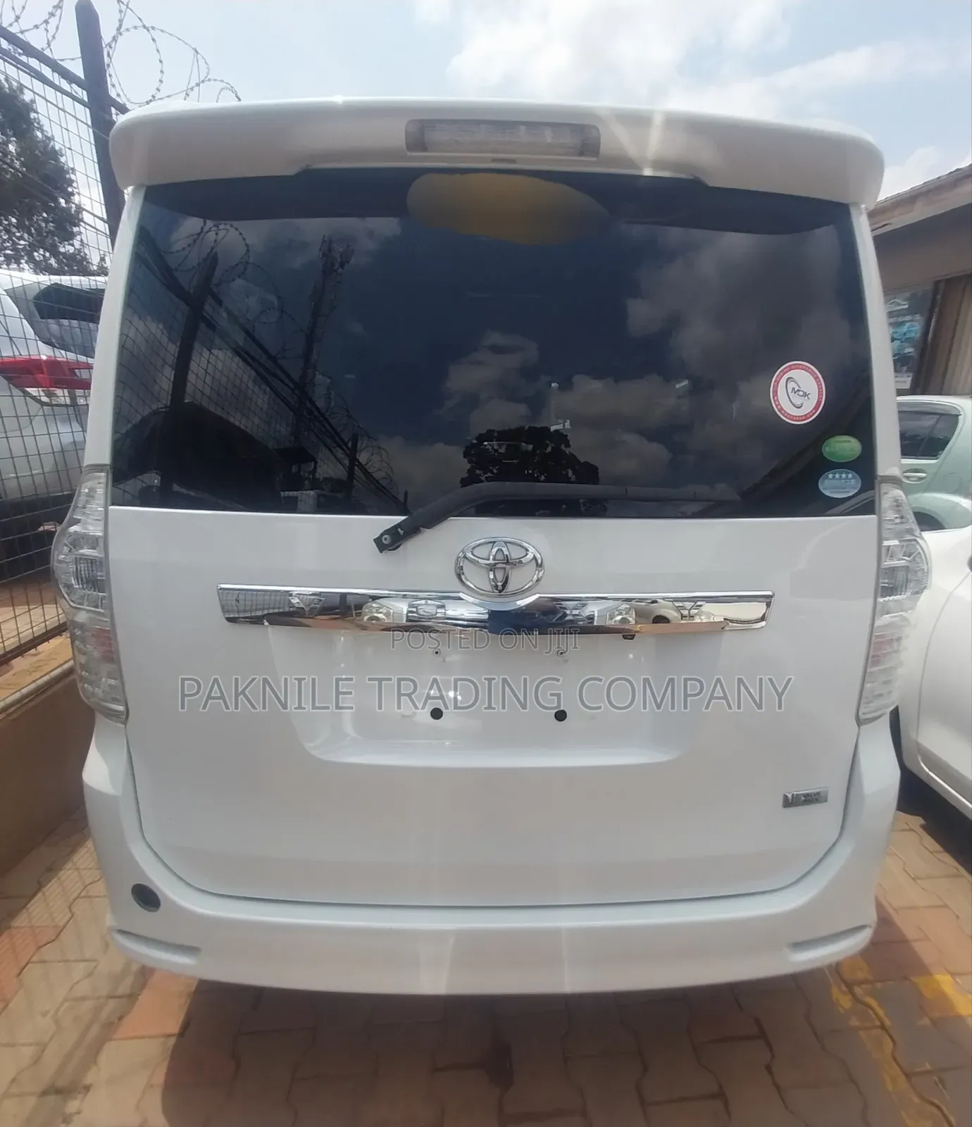 Toyota Voxy V 4WD 8-Seater 2013 White