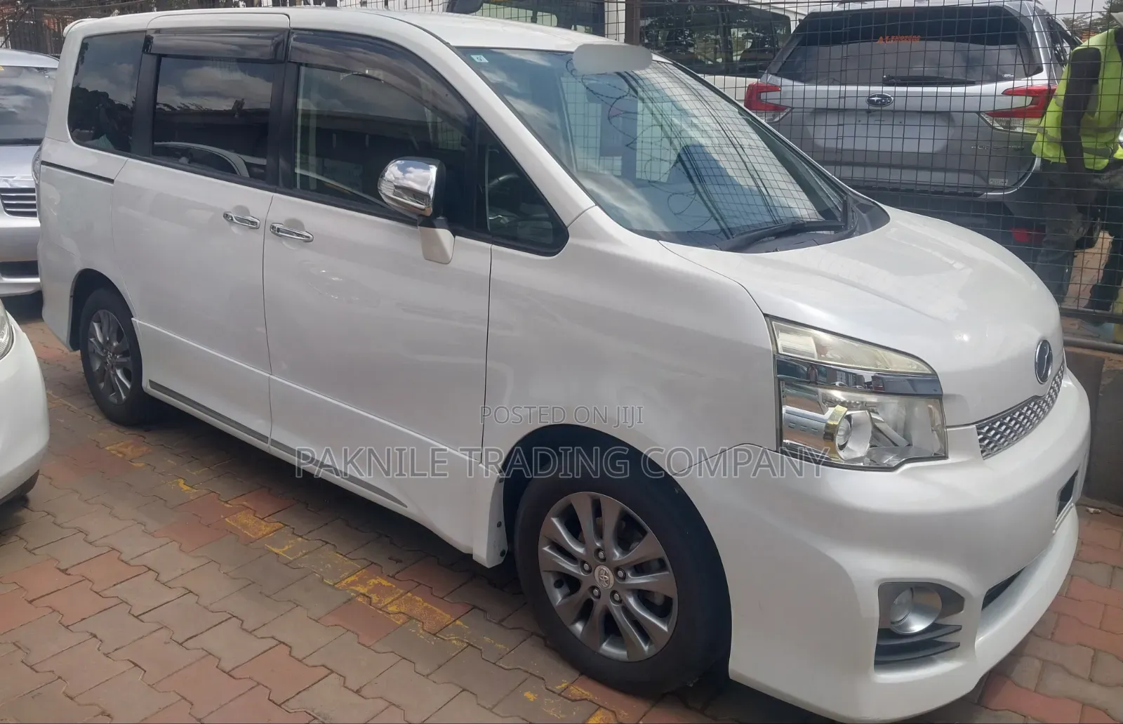 Toyota Voxy V 4WD 8-Seater 2013 White