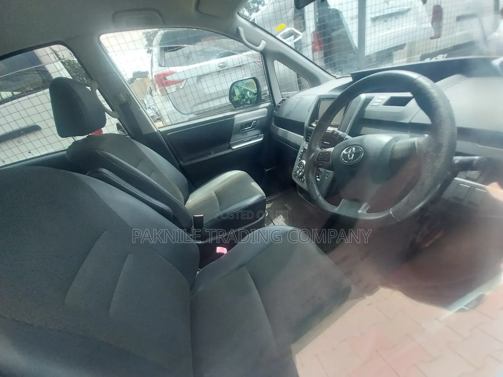 Toyota Voxy V 4WD 8-Seater 2013 White