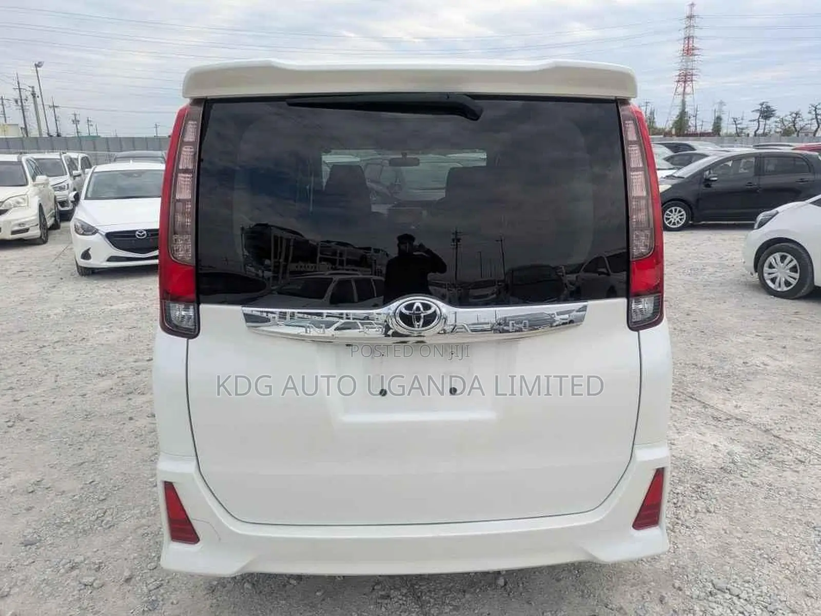 Toyota Noah 2.0 FWD (7 Seater) 2014 White