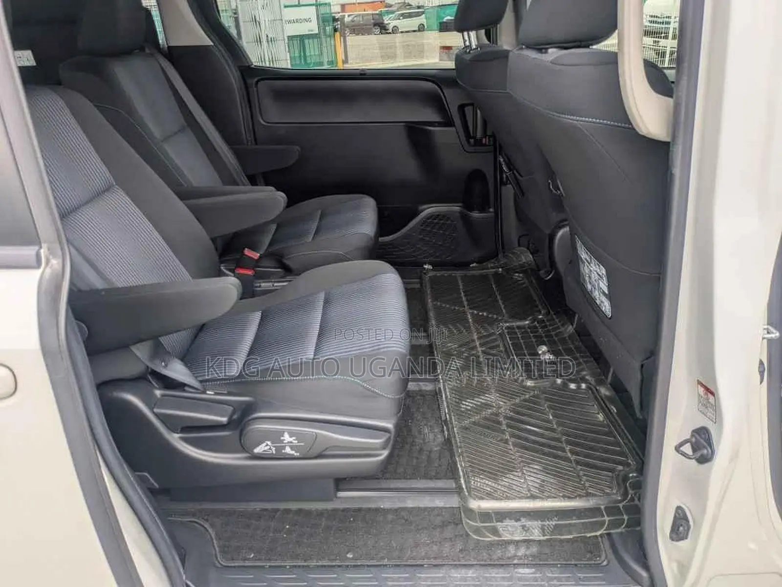 Toyota Noah 2.0 FWD (7 Seater) 2014 White