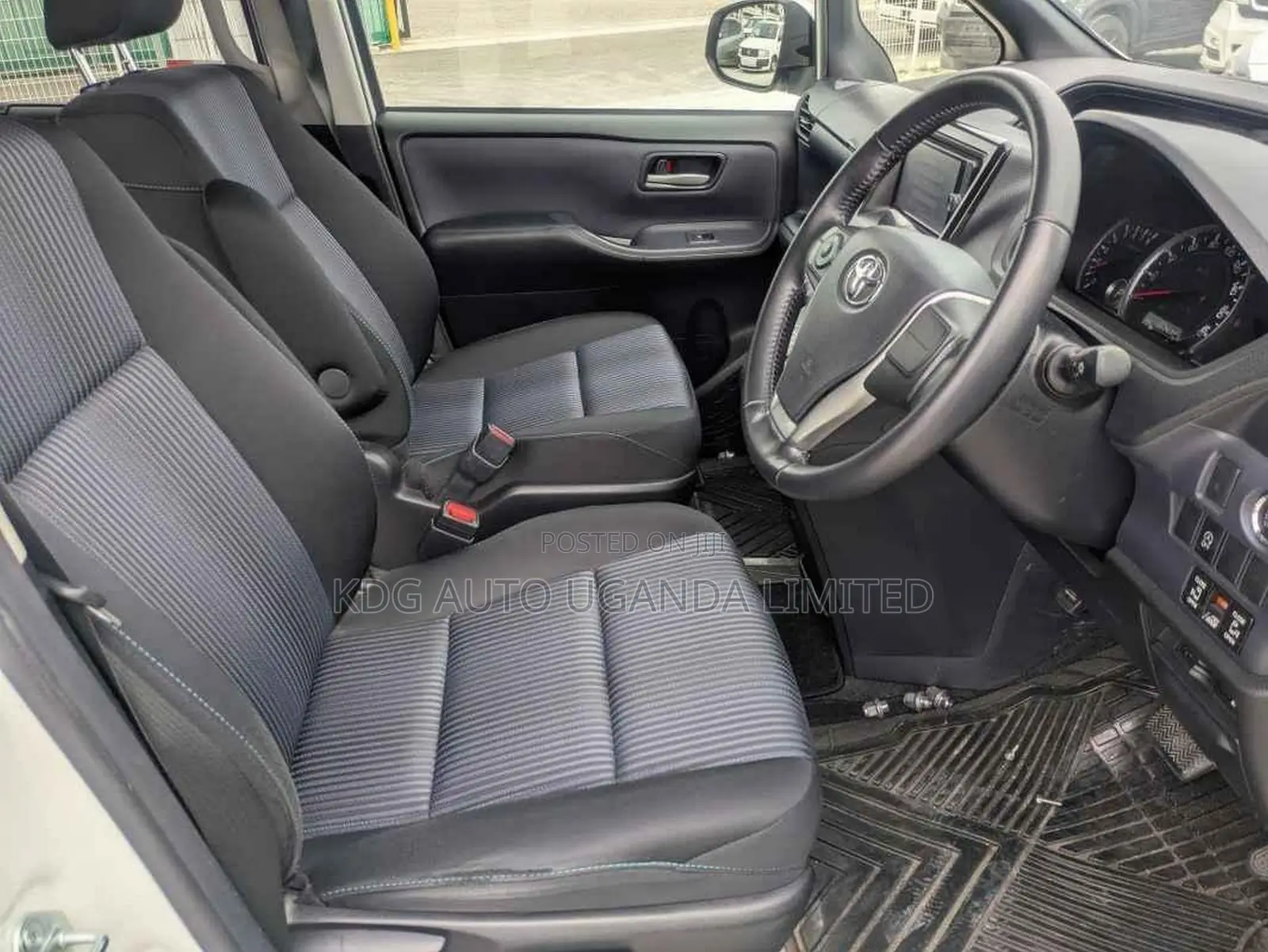 Toyota Noah 2.0 FWD (7 Seater) 2014 White