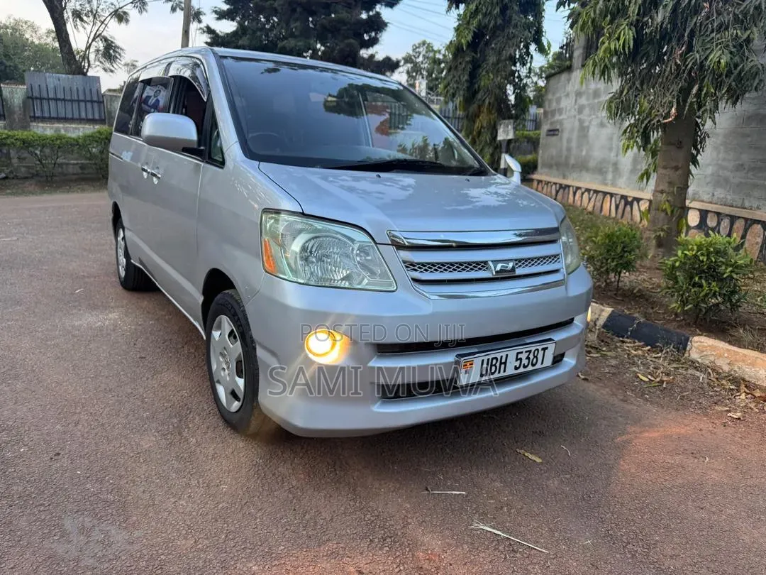 Toyota Noah 2005 Silver