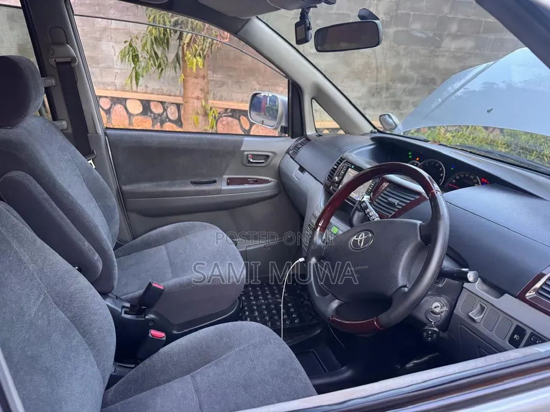 Toyota Noah 2005 Silver
