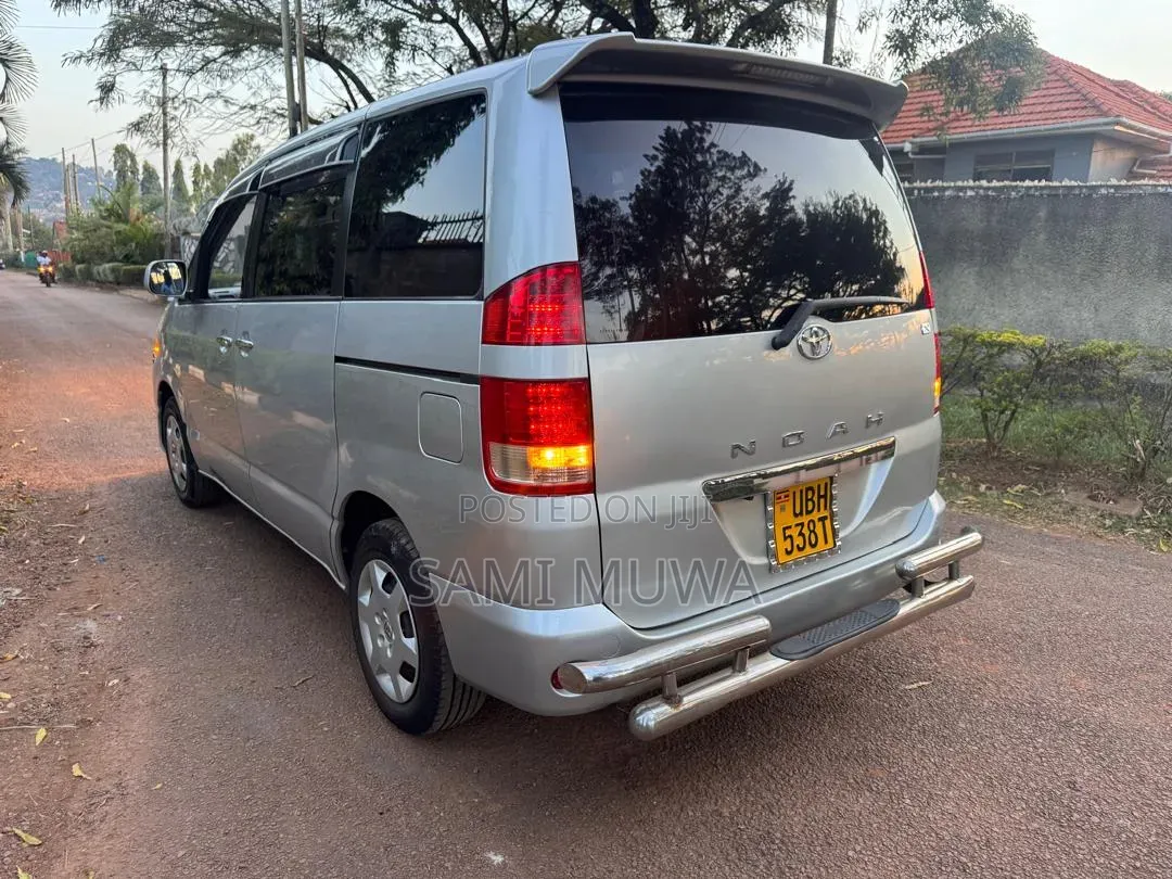 Toyota Noah 2005 Silver