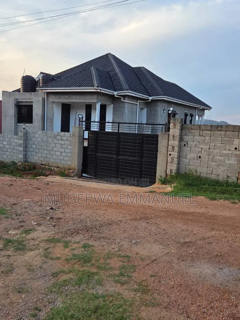 5bdrm Block of Flats in Royal Estate, Katabi for sale