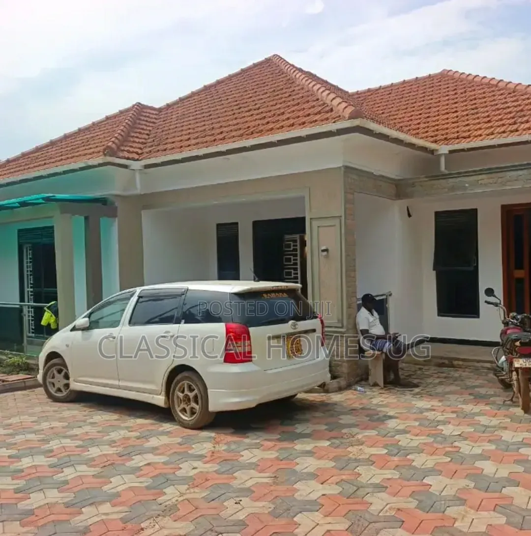 3bdrm Bungalow in Muyenga, Central Division for rent