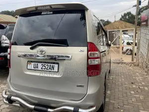Toyota Noah 2013 Gold