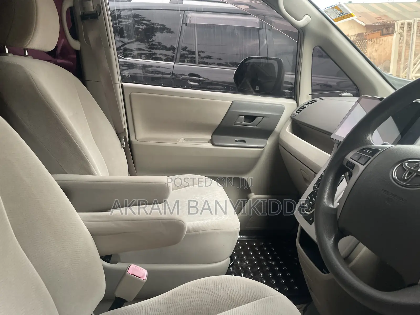 Toyota Noah 2013 Gold
