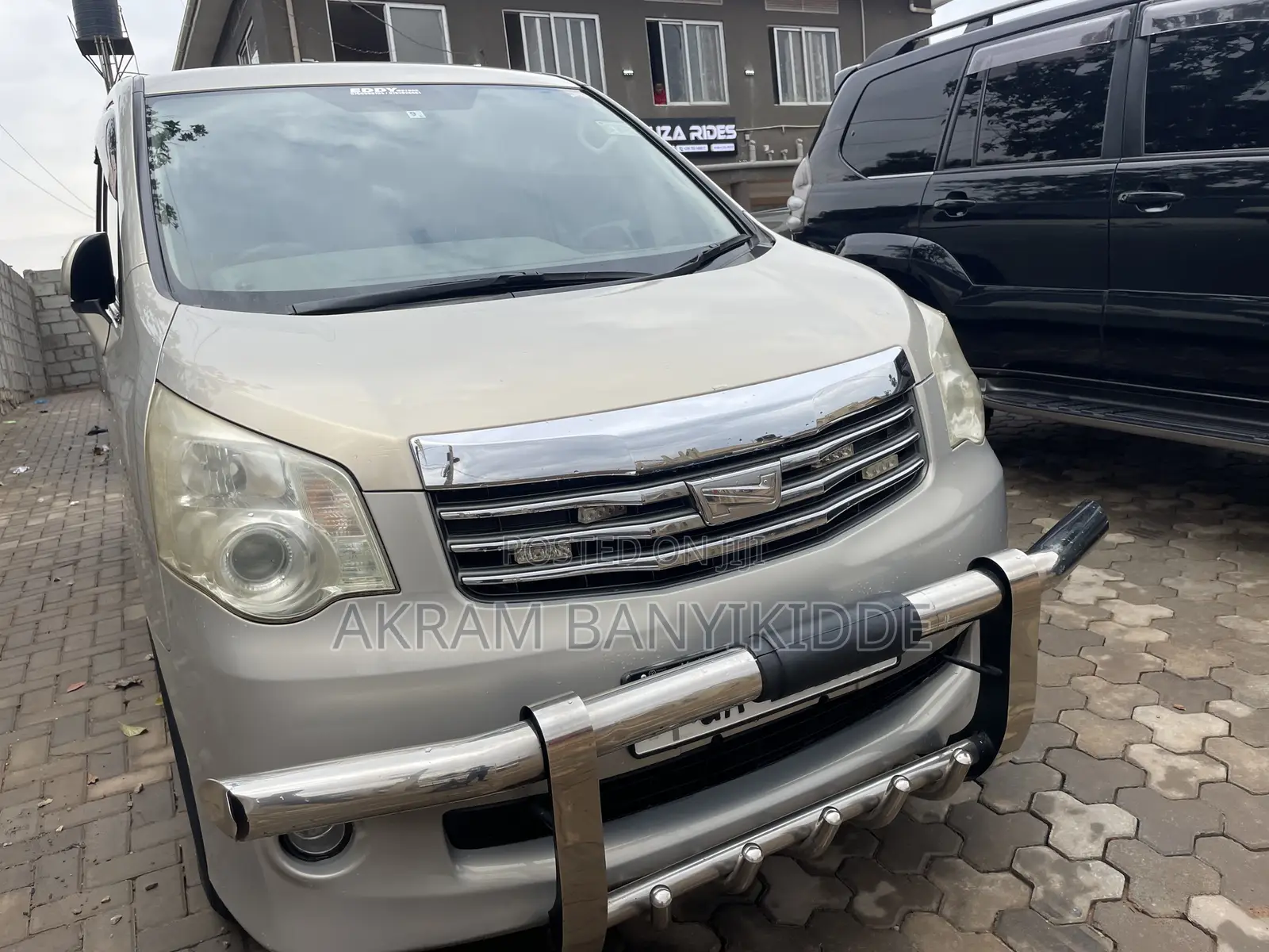 Toyota Noah 2013 Gold