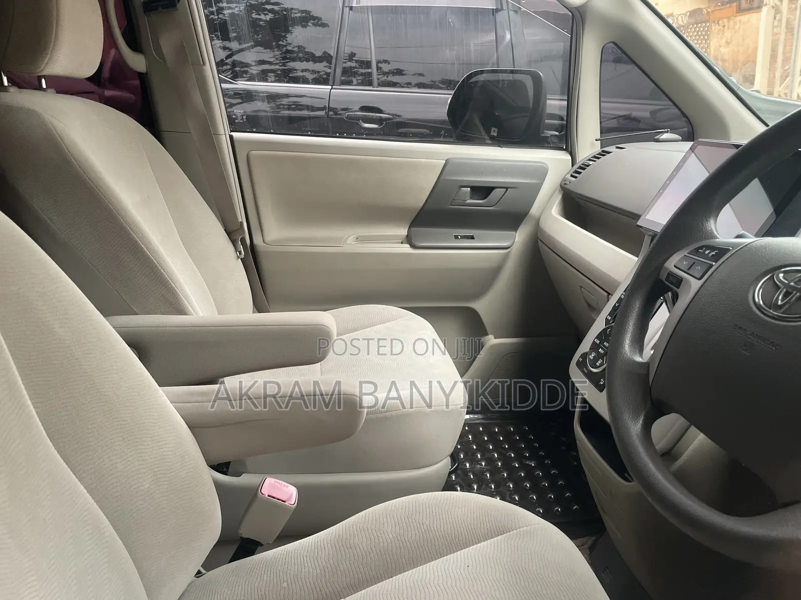Toyota Noah 2013 Gold