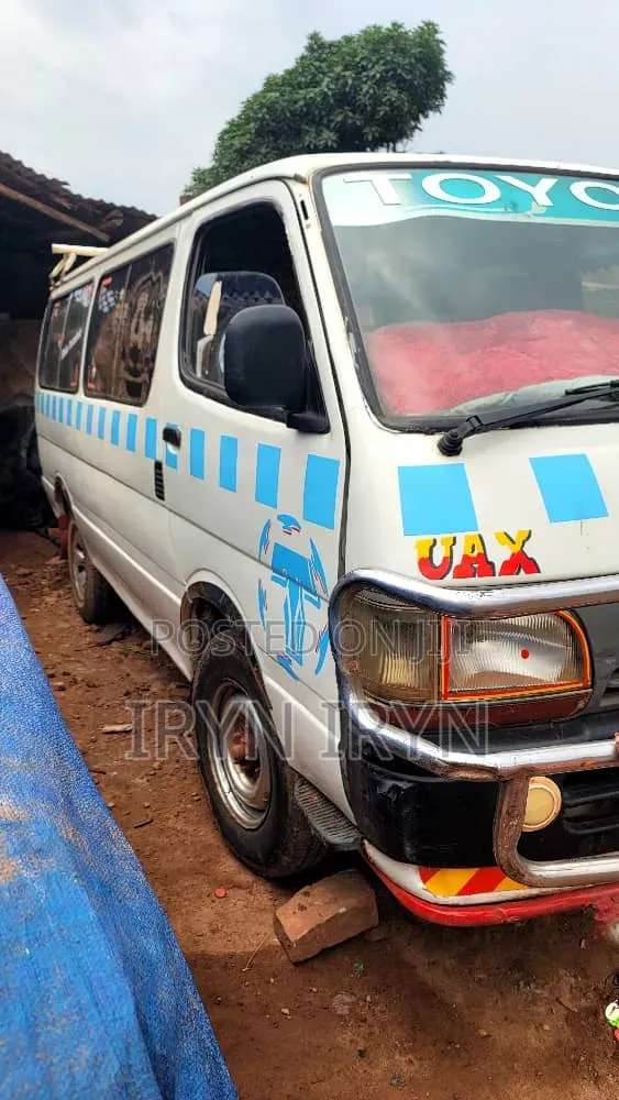 Toyota HiAce 1999 White