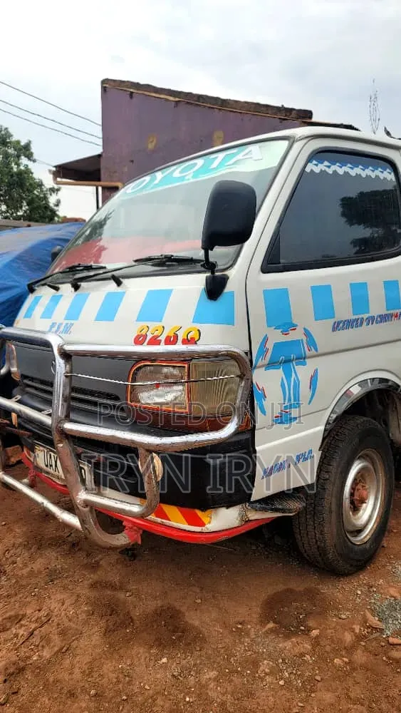Toyota HiAce 1999 White