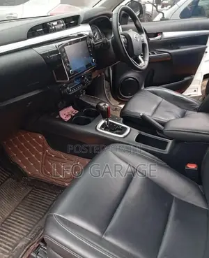 Toyota Hilux 2023 White