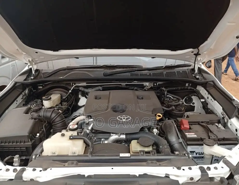 Toyota Hilux 2023 White