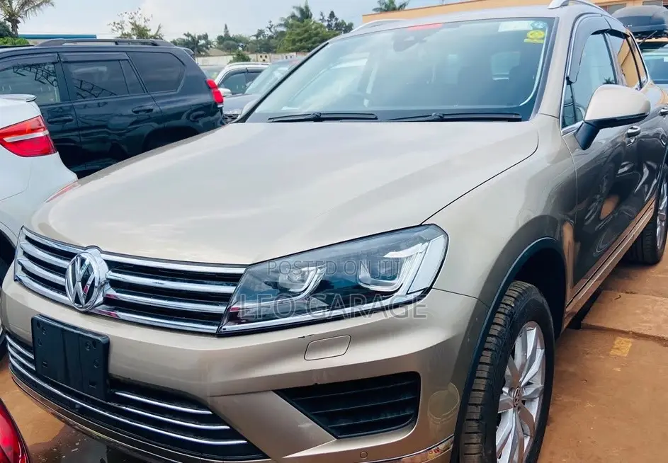 Volkswagen Touareg V6 Executive 4dr SUV AWD (3.6L 6cyl 8A) 2014 Gold