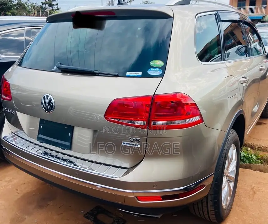 Volkswagen Touareg V6 Executive 4dr SUV AWD (3.6L 6cyl 8A) 2014 Gold