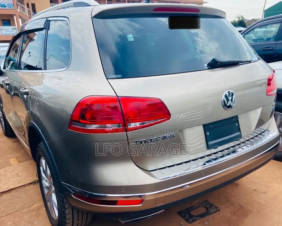 Volkswagen Touareg V6 Executive 4dr SUV AWD (3.6L 6cyl 8A) 2014 Gold