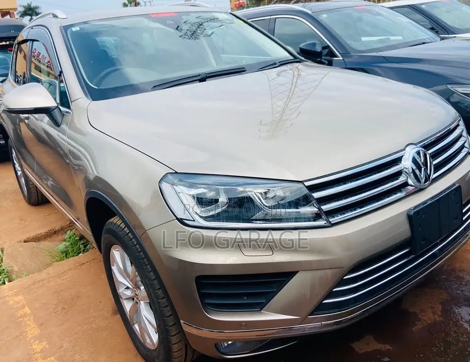 Volkswagen Touareg V6 Executive 4dr SUV AWD (3.6L 6cyl 8A) 2014 Gold