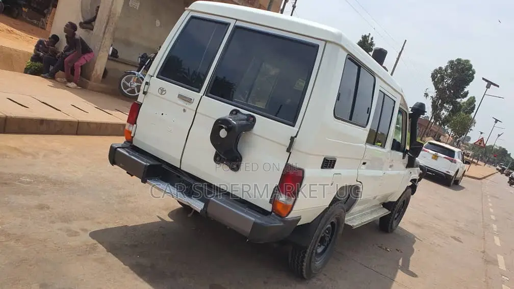 Toyota Land Cruiser 2013 White