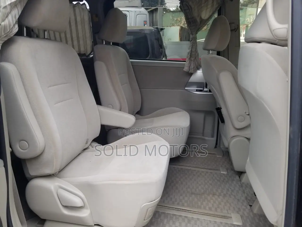 Toyota Noah 2.0 143hp AWD (7 Seater) 2013 Gray