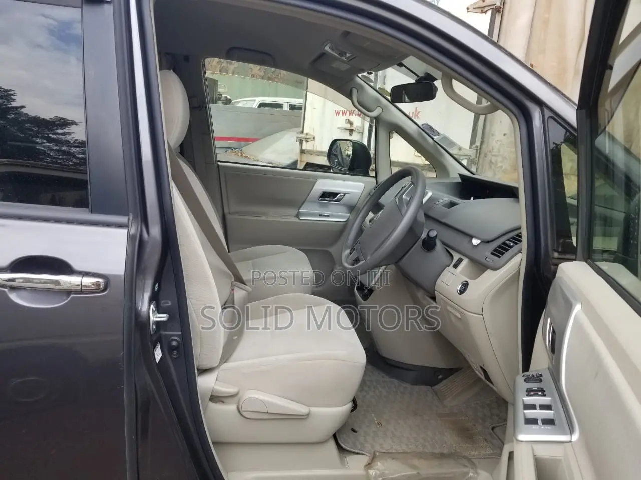 Toyota Noah 2.0 143hp AWD (7 Seater) 2013 Gray