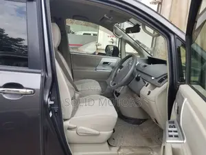 Toyota Noah 2.0 143hp AWD (7 Seater) 2013 Gray
